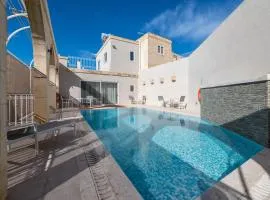 4 Bedroom Holiday Home with Private Pool