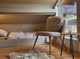 Cabin on an beautiful island with a sea view，位于Vinsternes的酒店