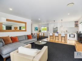 Stylish Northcote Point Bungalow，位于奥克兰的酒店