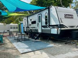 RV by the Sea - Glamping in the Keys - Sleeps 6，位于基拉戈的酒店