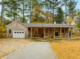New London Cottage with Grill, Lake and Beach Access，位于New London的酒店