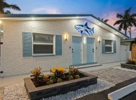 The Shark Tank Cocoa Beach - 2 Units, Steps to Beach, Shops & Bars, Great for Group Stays