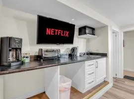 Blue Home Closest to Falls- Lower Suite by Clifton Hill