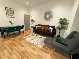 Manchester - 4 Beds - Sleeps 7 - Street Parking