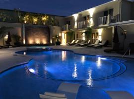 The Lodgings Hotel SureStay Collection by Best Western，位于普罗维登西亚莱斯岛的酒店