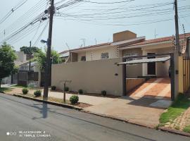 Casa Térrea 3 quartos, sendo 1 suíte Maringá，位于马林加的酒店