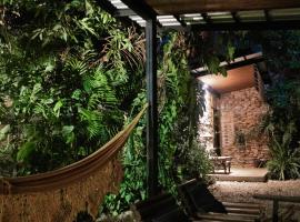 Casa jardim com ofurô - Chapada dos veadeiros，位于卡瓦坎特的酒店