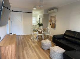 'Rocks Retreat' - Dunbar Court Unit 2 - Renovated & Centrally Located，位于西南岩的酒店