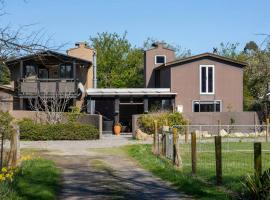 Peaceful Nelson getaway - spa pool, space & views，位于纳尔逊的酒店