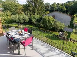 Chez Dalmasou Maison 120 m2 jardin terrasse 3 chambres wifi parking centre village，位于Coupiac的酒店
