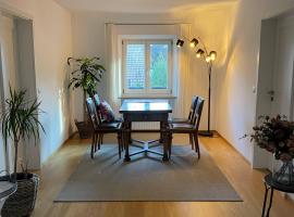 Haus KaiserInn - komfortable Wohnung 82 qm TOP ausgestattet, 2 Schlafzimmer mit Balkon und Bergblick，位于弗林茨巴赫的酒店