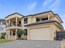 Perth 2-Story, Views, BBQ & More