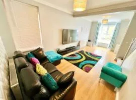 Lovely Spacious Room near Train Station and University