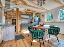 Penthouse mit Aussicht über den Wald，位于特里贝格的酒店