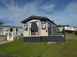 Stunning Caravan With Side Decking Just A Short Walk To Hembsy Beach Ref 00069Ba，位于赫姆斯比的酒店