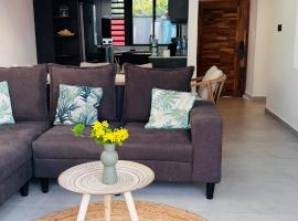 Villa Piedanlo, Pool and Beach Front GF & FF，位于特里奥莱村的酒店