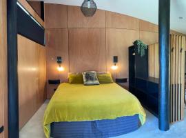 Studio Shed in The Paddocks，位于Oakura的酒店