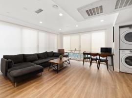 Spacious 1-BD Hideaway Close to USC Room with Share Livingroom，位于洛杉矶的民宿