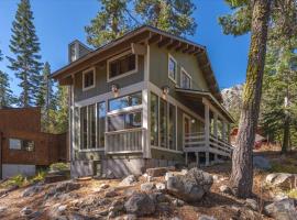 Cozy Palisades Tahoe Ski Cabin 3BR 3BA Free Shuttle to Lifts Book on Mobile for Promo Price，位于阿尔卑斯山草甸的酒店
