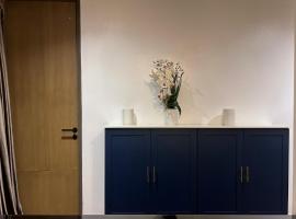 Brown Brick Thonglor - Blue Blueberry Room，位于Khlong Toei的酒店