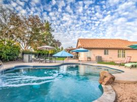 Route 66 Oasis in Downtown Gilbert with Heated Pool & Mini Golf，位于吉尔伯特的酒店