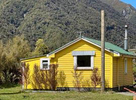 Rustic, Basic Cosy Alpine Hut, in the middle of the Mountains，位于Otira的度假屋