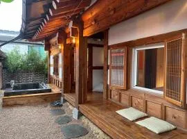 Hanok village private house with jacuzzi Aboy