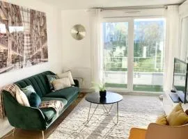 Le Domaine Réservé , parking et écrin de verdure