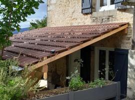 Maison rénové en pierre，位于Crotenay的酒店
