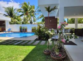Guarajuba, 5 suites e piscina，位于卡马萨里的酒店