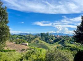 Hermosa casa finca en Marinilla，位于马里尼亚的酒店