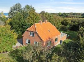 Renovated Home In Rural Idyll, Close To The Beach，位于哈泽斯莱乌的酒店