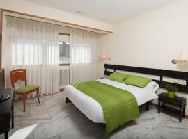 Hotel Os Carballos，位于Oroso的酒店