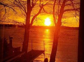 Sunset Heaven - Modern Lake House with Spa，位于维尼瑟恩魁北克的酒店