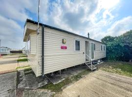 Cosy 8 Berth Caravan In Essex, Located On Seawick Holiday Park Ref 27830Sw，位于滨海克拉克顿的船屋