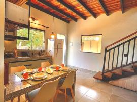 Loft Baru, Romântico e amplo, com ar cond conforto e natureza - 4min do centro，位于卡瓦坎特的度假屋