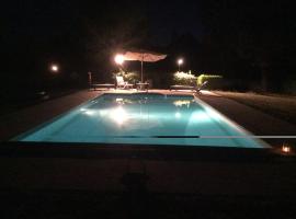 Grande maison avec piscine，位于Limoise的酒店