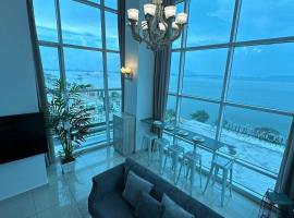 Seaview Seafront Duplex in Town with WiFi & Full Kitchen 66，位于Georgetown的酒店