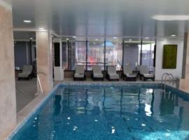 Alezzi Luxury Apartment Spa Resort Piscina Incalzita Sauna Parking，位于北马马亚-讷沃达里的酒店