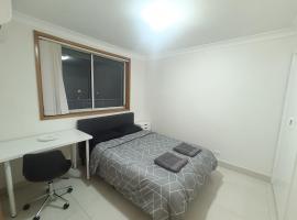 Spacious Queen Room in Large, Two Story Home - GB，位于Holroyd的酒店