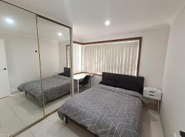 Cozy Room in Spacious, Two Story Home - GC，位于Holroyd的酒店