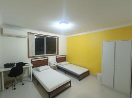 Twin Room in Spacious Two Story Home Ideal for Friends or Travellers - GD，位于Holroyd的酒店