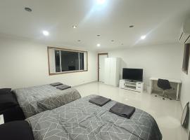 Large, Family Room with Spacious, Private Balcony - GE，位于Holroyd的酒店