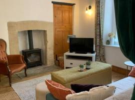 Cosy 2 bed cottage near Glasto fest, Frome, Bath，位于谢普顿马利特的酒店