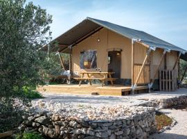 Adriatic Heritage Glamping No2 with Jacuzzi，位于Donje Selo na Šolti的酒店
