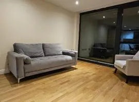 Modern & Lovely 2 Bed in London