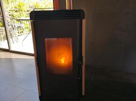 Cabaña 8 a 9 personas ideal 2 matrimonios y niños，位于柯纳里佩的酒店