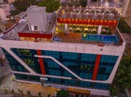 Pax Hotel Grand Blue 3 min walk from Udaipur city Railway Station，位于乌代浦达博克机场 - UDR附近的酒店