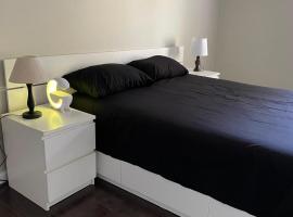 Modern Master Bedroom with Private Bathroom near NYC and Newark Airport，位于纽瓦克的酒店