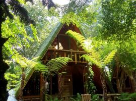 tropical garden homestay，位于Lien Khuong Airport的木屋
